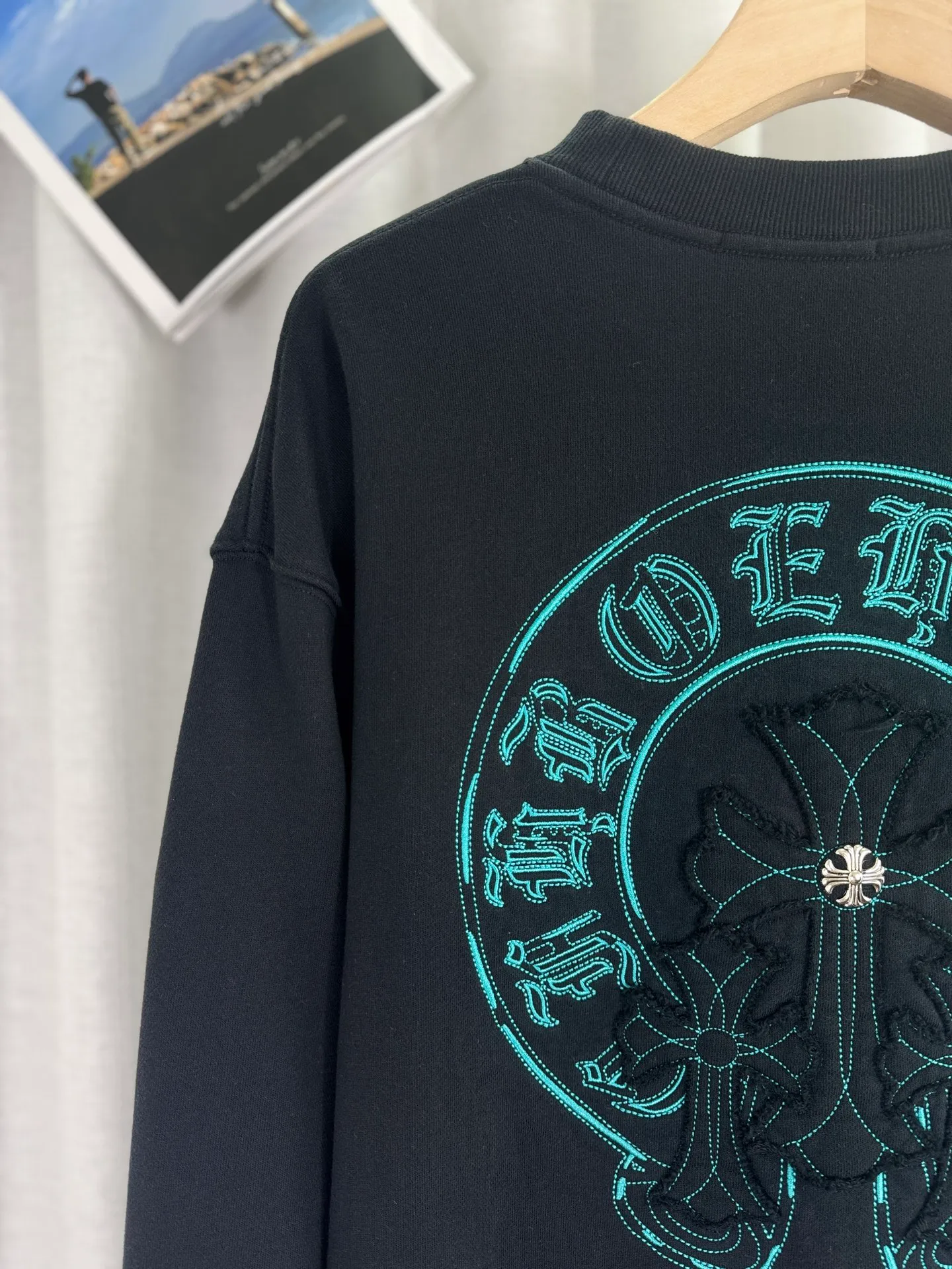 P270 top version, real shot without P, ​​different from market currency) 𝗖𝗵𝗿𝗼𝗺𝗲 𝗛𝗲𝗮𝗿𝘁𝘀/Cro Heart 2025 washed patch embroidery autumn and winter new original single counter American laser burnt 3D three-dimensional color embroidered couple casual sweatshirt 👑The highest version! Customized fabric 420g tripe terry fabric! American acid-washed and distressed original fabric laser burnt ✟appliqué embroidery and exquisite embroidery of letters! The best-selling model in the counter, very comfortable to wear. Accessories: original molded and authenticated collar label➕100% silk wash label. Genuine purchase-grade original hangtag➕matching hanging rope➕3D hanging beads➕original packaging bag. Craftsmanship: The original version has consistent wiring! The highest version of the armhole matching technique! Color: White Black Size: S M L XL Style Number: 25-307